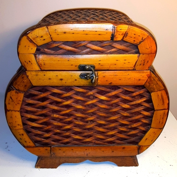 unmarked Other - Decorative wooden box, opens for storage
